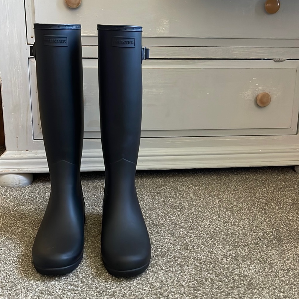 New, never worn 9M tall Hunter boots in Onyx.